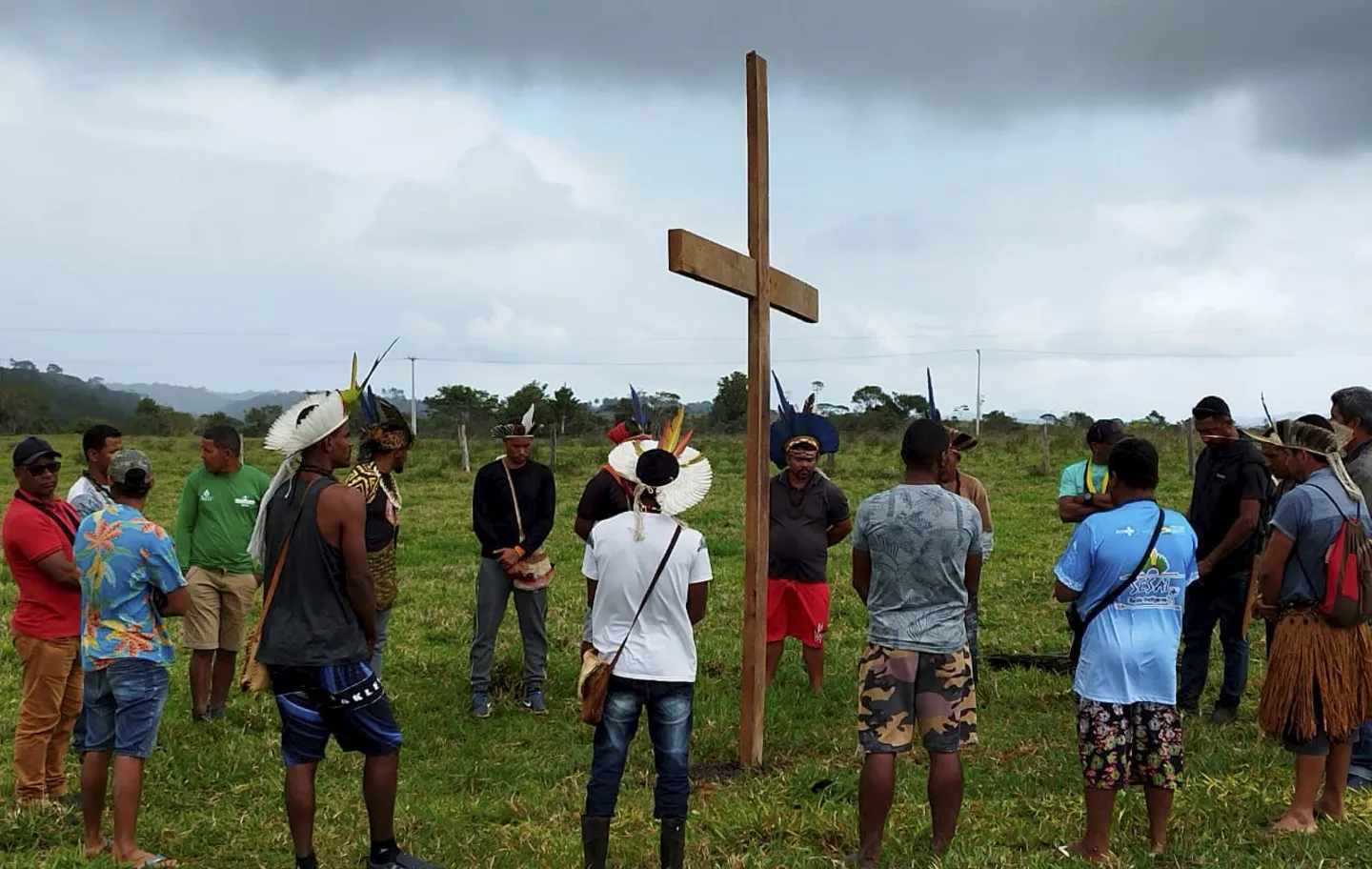 Em um ato de resistência Pataxó, uma cruz foi erguida no local em que o adolescente Gustavo Conceição Silva, 14 anos, foi morto em um ataque de homens armados