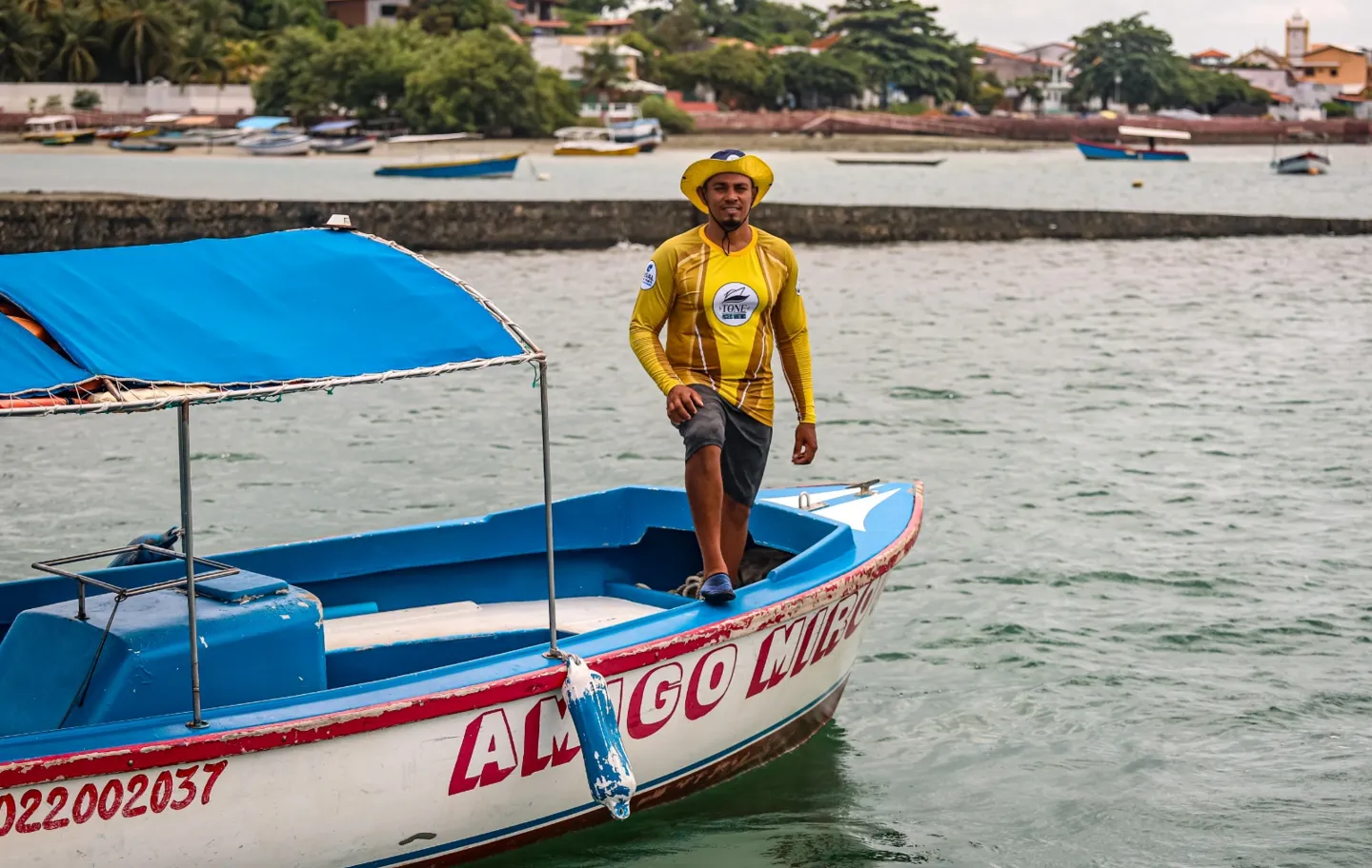 Tone da Silva, 41, morador de Paramana e dono de empresa de passeios pela região da Ilha dos Frades