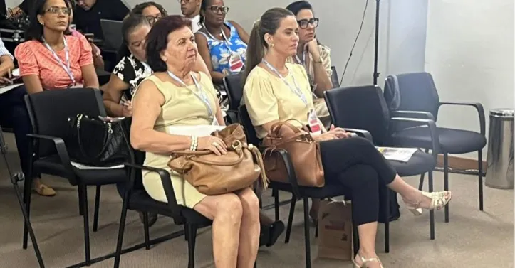 Rita Mattos, secretária de Educação de Madre de Deus, ao lado, Paula Lisboa, psicóloga