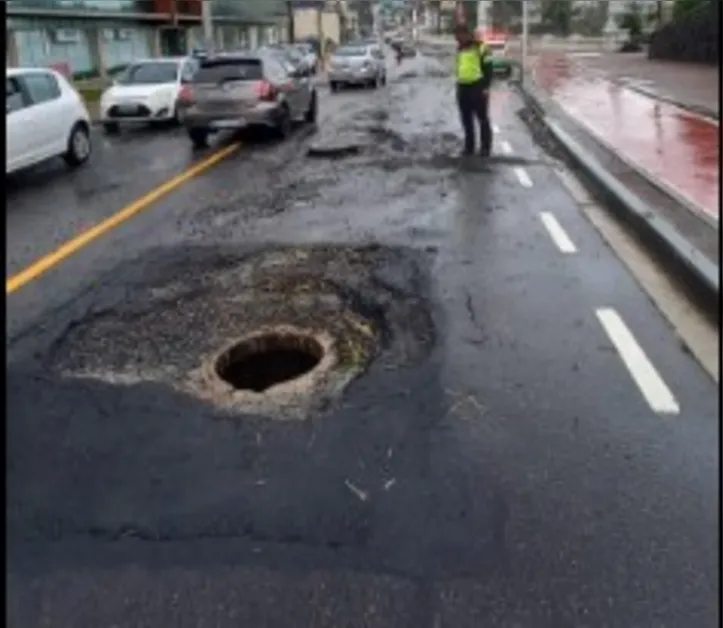 Imagem ilustrativa da imagem Árvores caídas, buracos na pista; Salvador tem manhã de caos