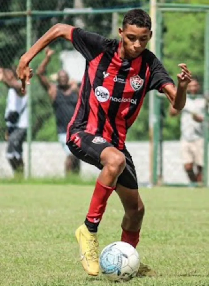 João Gabriel em ação pelo Vitória