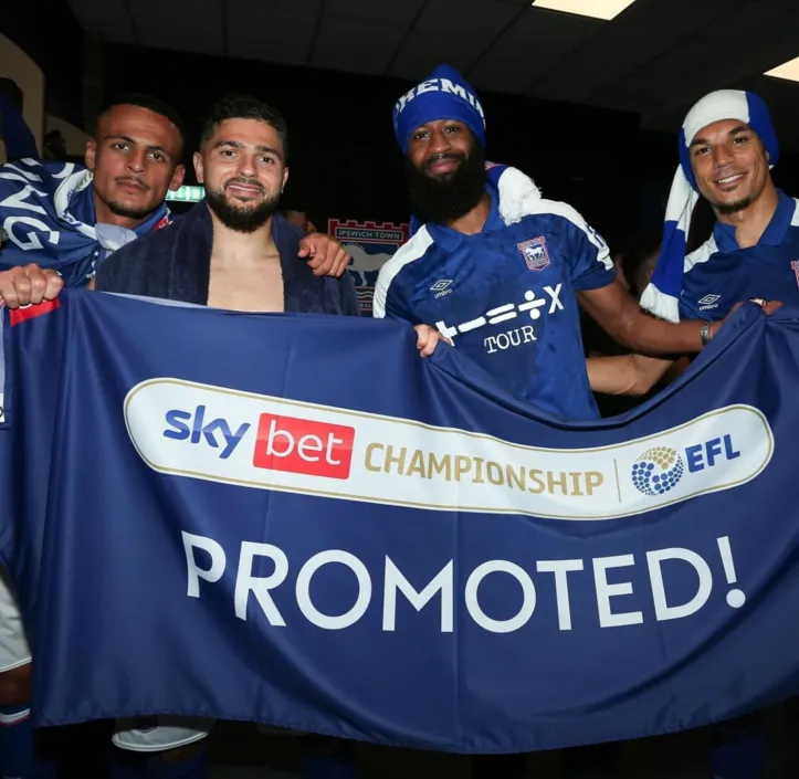 Jogadores comemorando acesso à Premier League