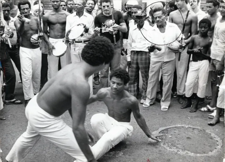 Da rua aos espaços fechados, a prática da capoeira venceu longa batalha para se tornar símbolo cultural