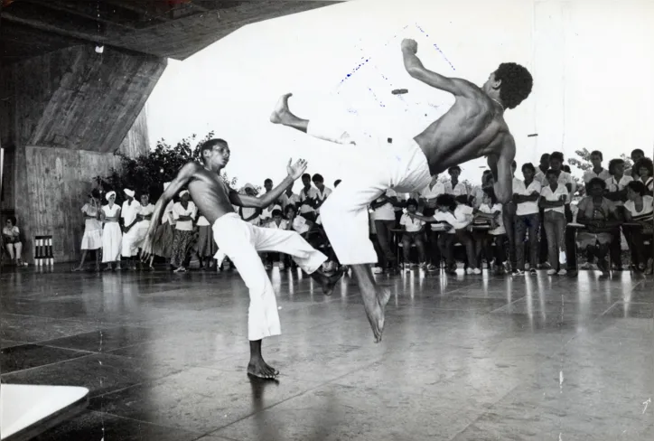 Da rua aos espaços fechados, a prática da capoeira venceu longa batalha para se tornar símbolo cultural