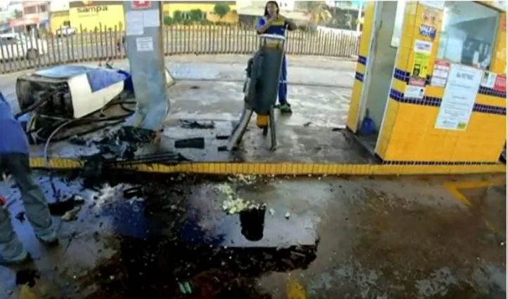 Imagem ilustrativa da imagem Carro invade posto de combustíveis e deixa 5 feridos em Salvador