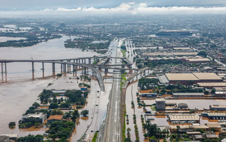 This handout picture released by the Brazilian Presidency shows an aerial view of Porto Alegre, Brazil, with the Arena do Gremio stadium (top, R), taken on May 5, 2024, during an overfly by Brazil's President Luiz Inacio Lula da Silva of areas affected by floods triggered by torrential storms in the southern Rio Grande do Sul State. Authorities in southern Brazil scrambled Sunday to rescue people from raging floods and mudslides in what has become the region's largest ever climate catastrophe, with at least 78 dead and 115,000 forced from their homes. Entire cities were underwater, with thousands of people cut off from the world by the floodwater, brought by days of torrential rains. (Photo by Ricardo STUCKERT / Brazilian Presidency / AFP) / RESTRICTED TO EDITORIAL USE - MANDATORY CREDIT "AFP PHOTO /  BRAZILIAN PRESIDENCY / RICARDO STUCKERT" - NO MARKETING NO ADVERTISING CAMPAIGNS - DISTRIBUTED AS A SERVICE TO CLIENTS