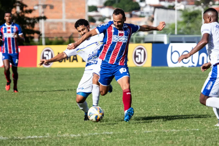 Yago Felipe, do Bahia, divide bola com João Grilo, do Jequié.