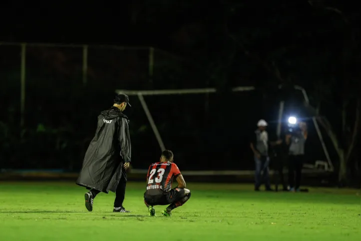 Mateus Gonçalves e Léo Condé lamentam após o apito final