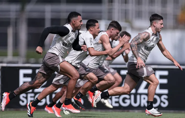 Jogadores do Corinthians durante treino