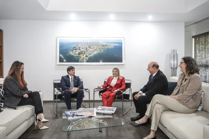 Caroline Gois, João Leitão, Cynthia Resende, Luciano Neves e Mariana Carneiro em conversa na sede do Grupo A TARDE