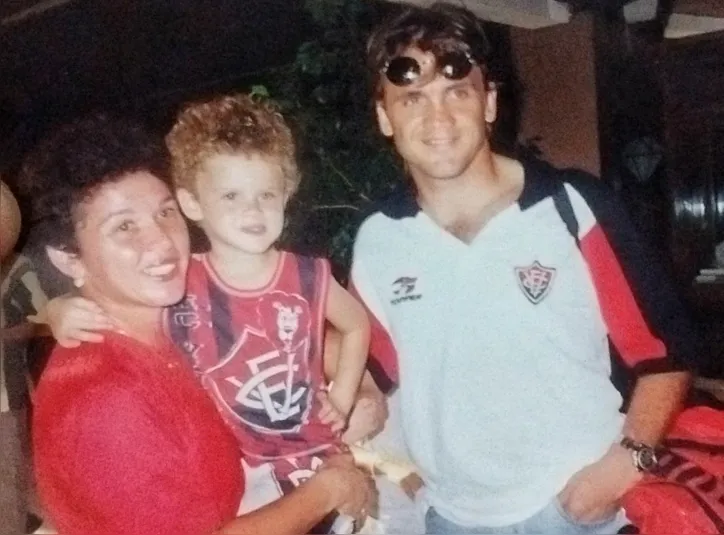 Yuri e dona Cleyde ao lado do meia Petkovic, em 1999