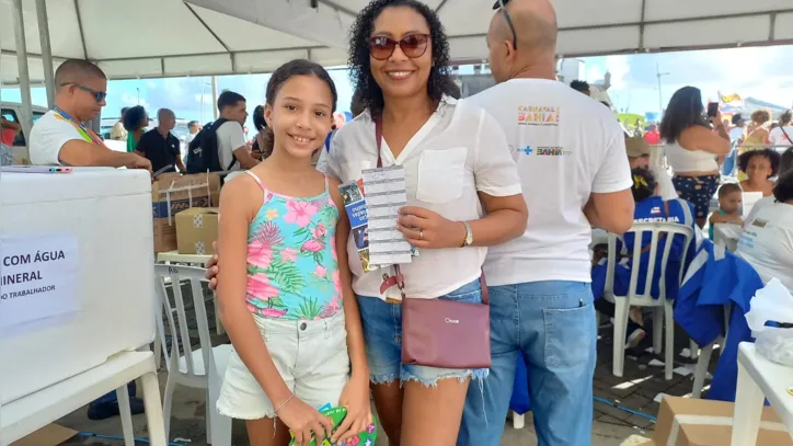 Claudiene Santos e a filha Maria Alice, de 9 anos