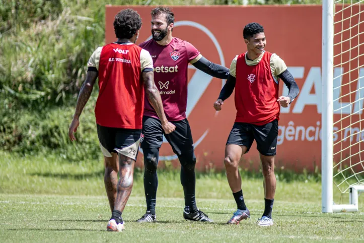 Leão vai com tudo para cima do rival