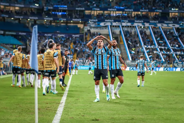 Cristaldo comemora gol sobre o Athletico-PR