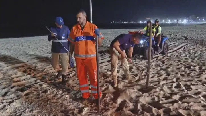 Foram encontrados 70 cocos, 32 garrafas de água, além de panelas, três facas, uma frigideira e uma grande estrutura metálica