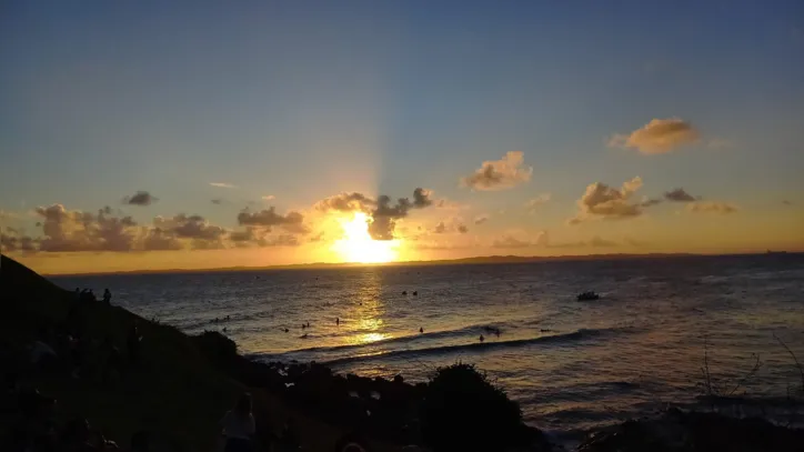 Casal aproveitou o pôr do sol no Farol da Barra