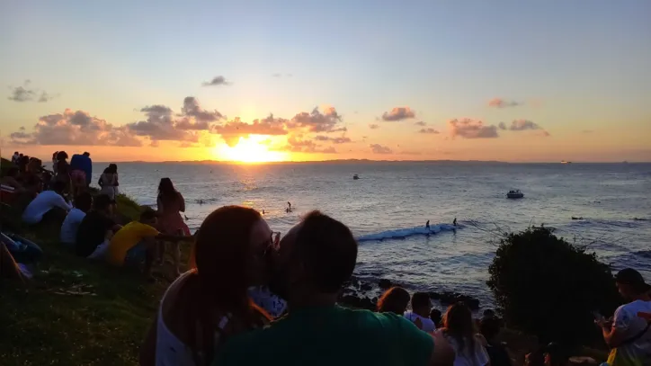 Imagem ilustrativa da imagem Feriado atrai turistas para conhecer pôr do sol da Barra: "Encantador"