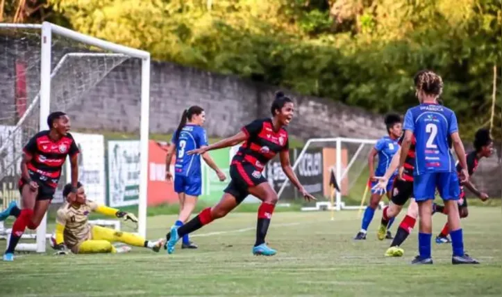 Iana durante jogo do Vitória