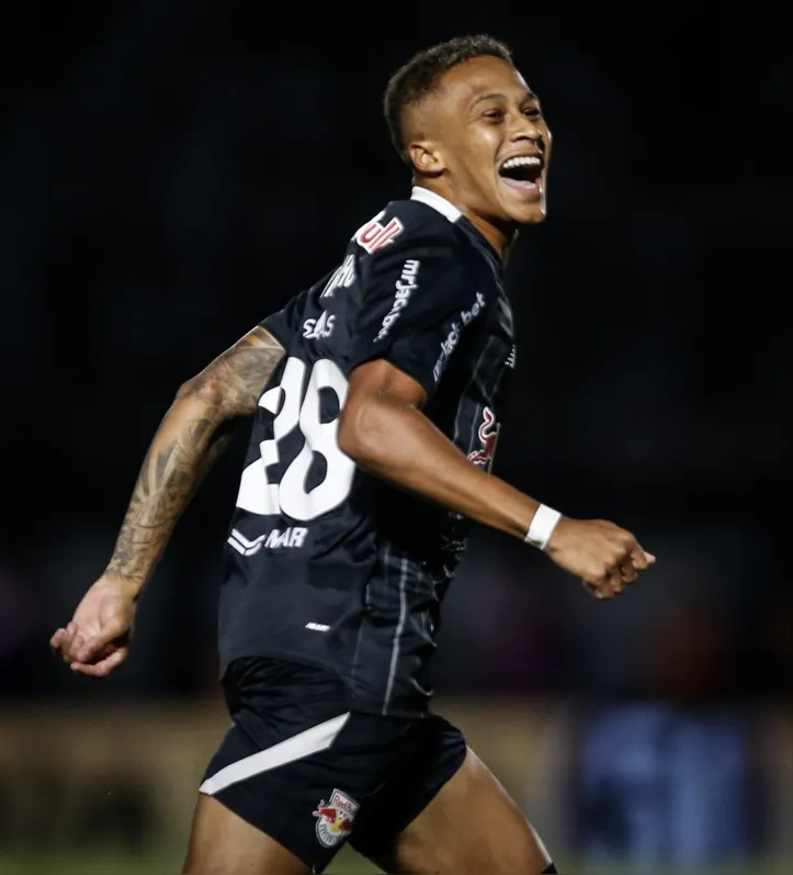 Vitinho comemora gol contra o Corinthians