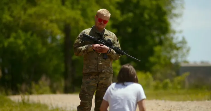 Jesse Plemons tem cena curta, mas marcante, em “Guerra Civil”