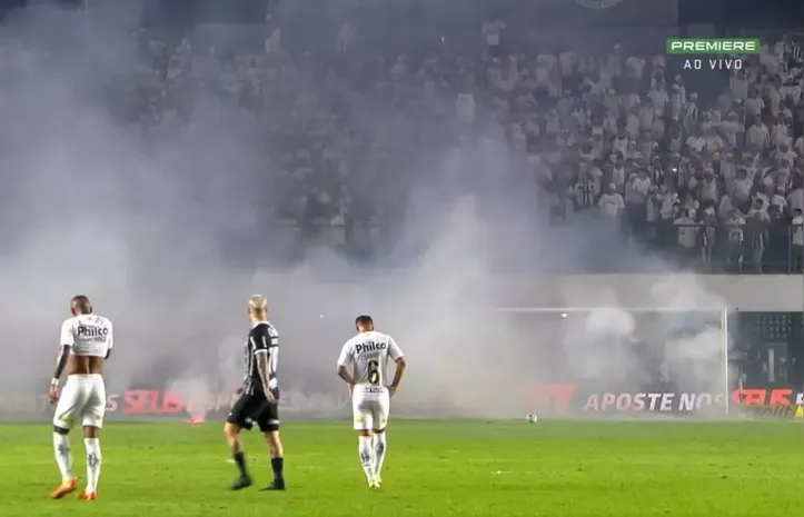 Bombas lançadas no campo da Vila Belmiro no clássico entre Santos e Corinthians