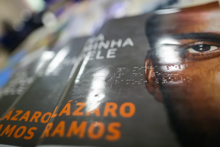 Além de um acervo diversificado com livros em braile, há ferramentas que auxiliam  pessoas cegas