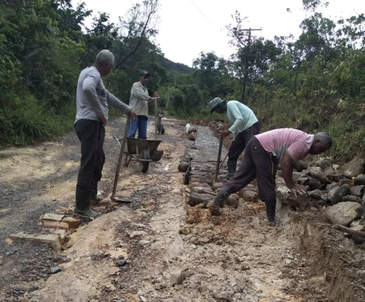 Moradores usaram pedras, brita, cimento e areia para o calçamento