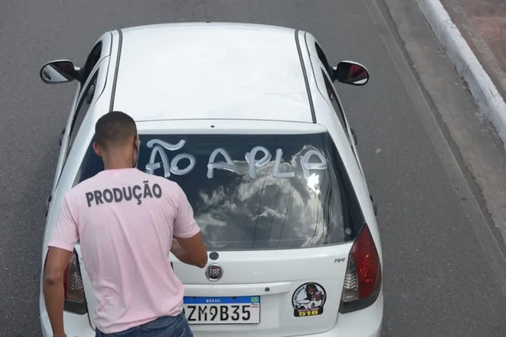 Motoristas na Avenida Pinto de Aguiar seguindo para o CAB