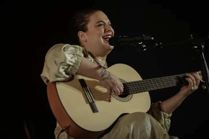 "Meu avô vive nos baianos até hoje", disse Alice, que ainda deu uma "palhinha" na Bienal