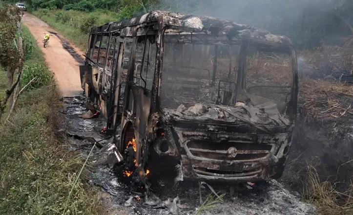 Imagem ilustrativa da imagem Pais denunciam precariedade de ônibus escolar em Utinga