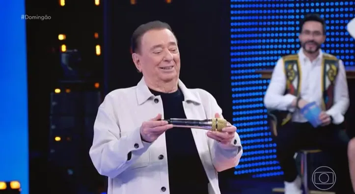 Raul Gil foi presenteado com um microfone dourado, um dos símbolos que o acompanha há anos