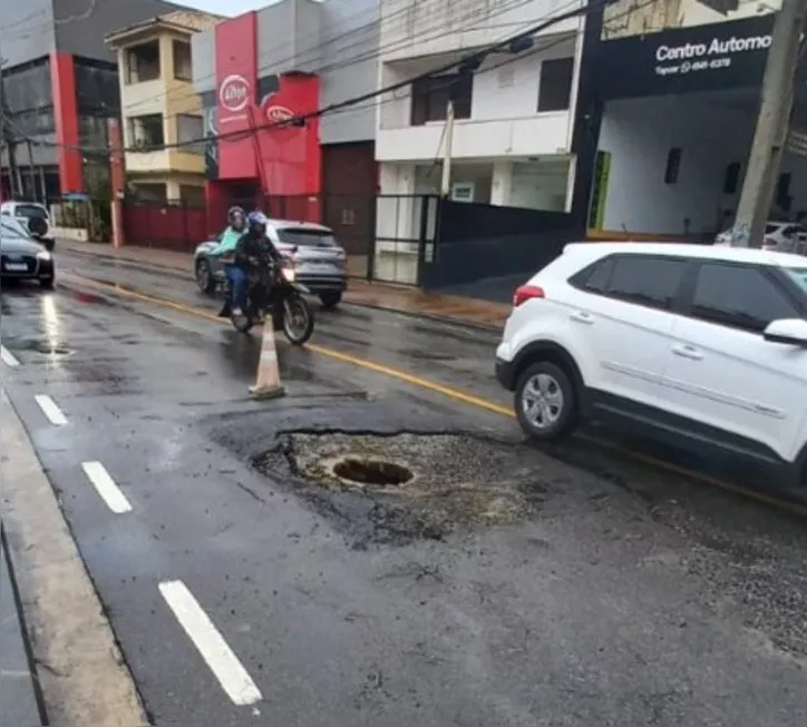 Tampa de bueiro aberta no Rio Vermelho.