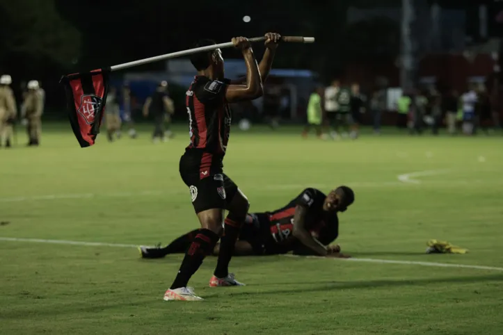 No clássico do Barradão, atletas do Vitória fizeram a 'pescaria' para chamar o Bahia de "sardinha"