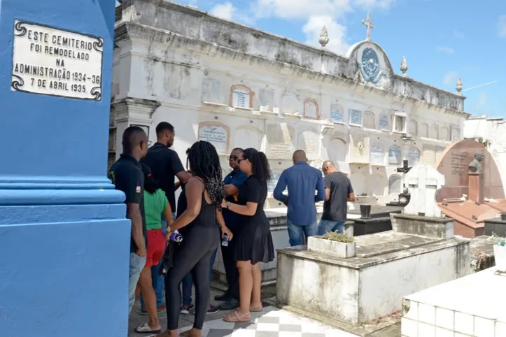 Corpo de Reginaldo foi enterrado na manhã desta sexta, na Baixa de Quintas, em Salvador