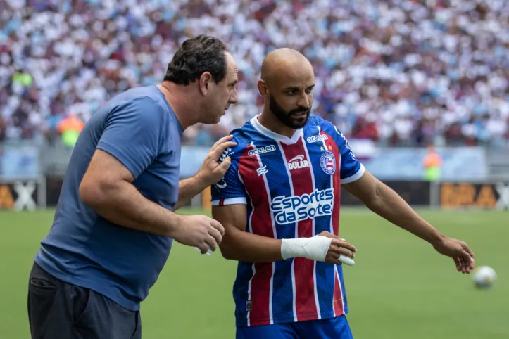 Técnico Rogério Ceni passa orientações a Thaciano