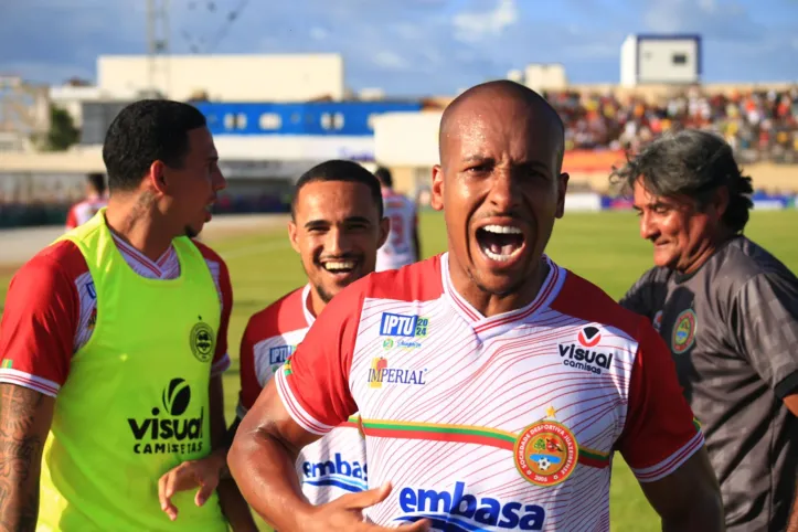 Mauro comemora gol da Juazeirense contra o Bahia