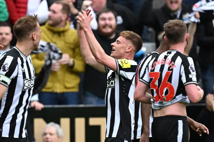 Harvey Barnes comemora gol sobre o West Ham