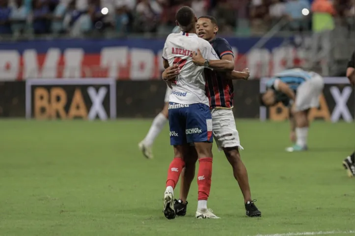 Torcedor do Bahia invade campo