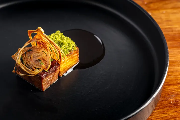 Imagem ilustrativa da imagem Versátil e popular, a mandioca conquistou espaço na alta gastronomia
