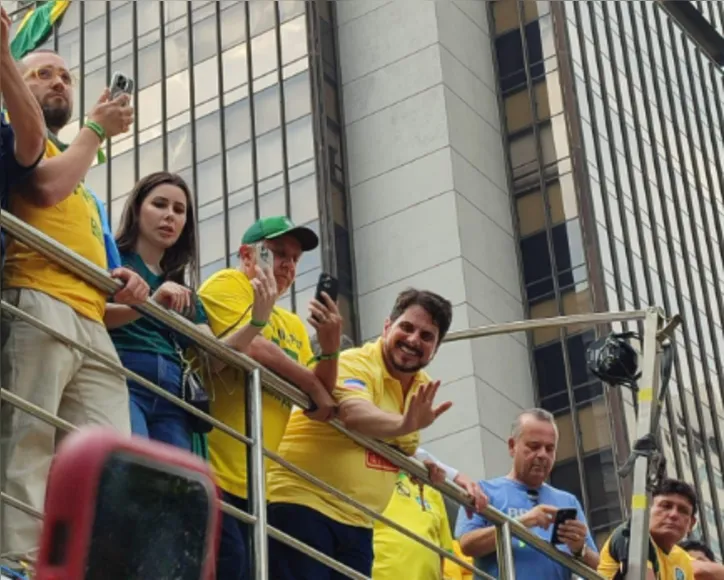 Imagem ilustrativa da imagem Vídeo: Marcos do Val é barrado de subir no trio de Bolsonaro