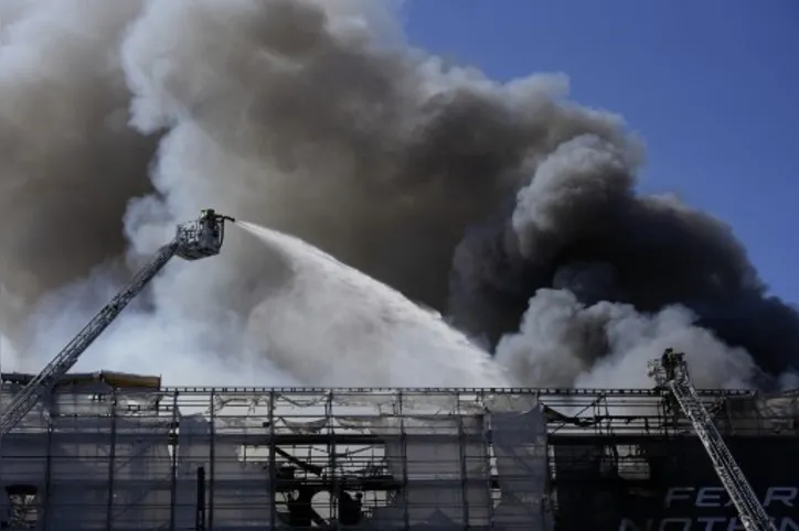 Imagem ilustrativa da imagem Vídeo: incêndio atinge prédio de 400 anos em Copenhague