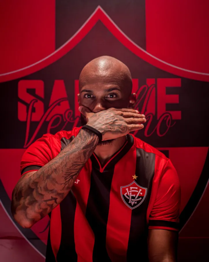 PK posa com nova camisa titular do Vitória