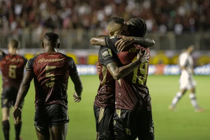 Luan, autor da assistência, abraça Luiz Adriano, autor do gol