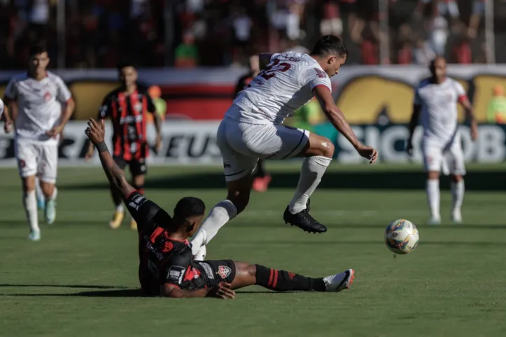 Imagem ilustrativa da imagem Vitória vira sobre Barcelona e fará final do Baianão contra o Bahia