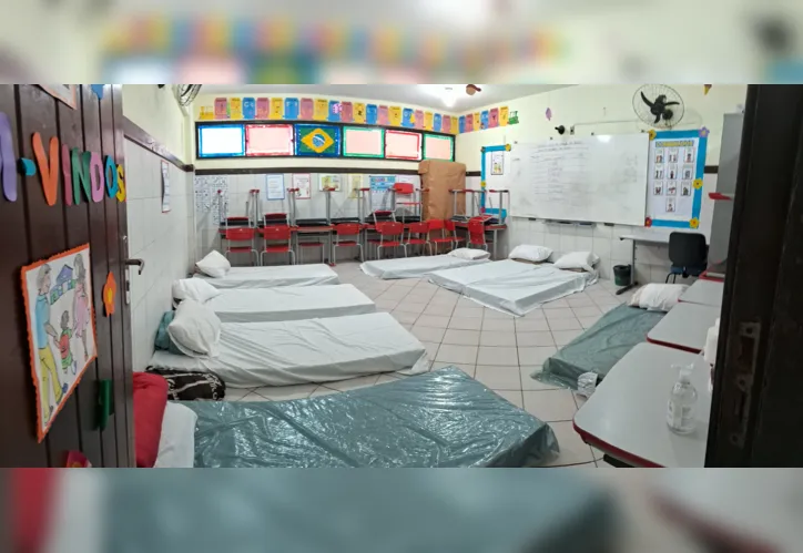 Uma das salas de aula transformada em quarto na Escola Municipal Coração de Jesus.