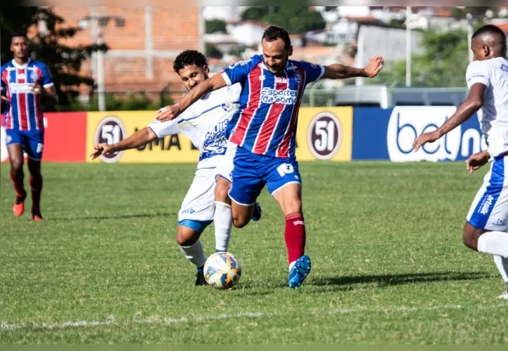 Yago Felipe, do Bahia, divide bola com João Grilo, do Jequié.