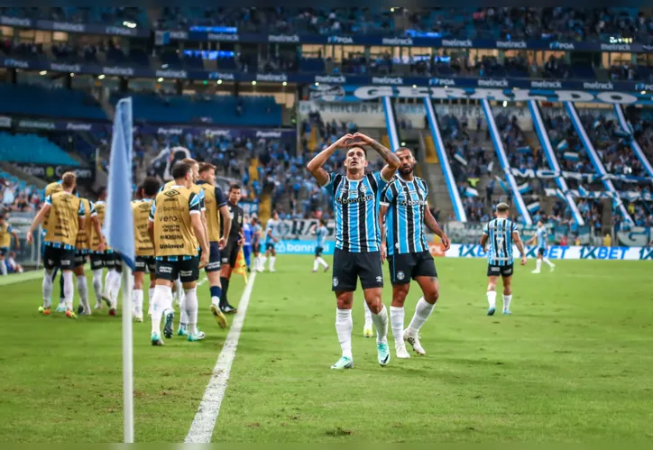 Cristaldo comemora gol sobre o Athletico-PR