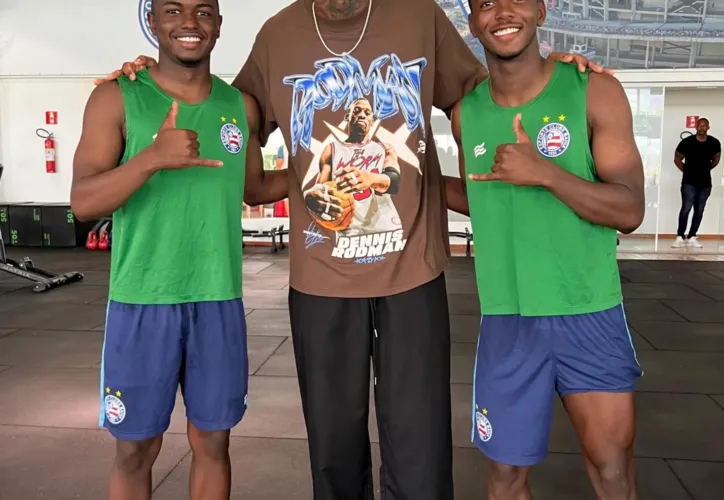 Anderson Talisca posa para foto com Sidney e Roger Gabriel, promessas do Bahia