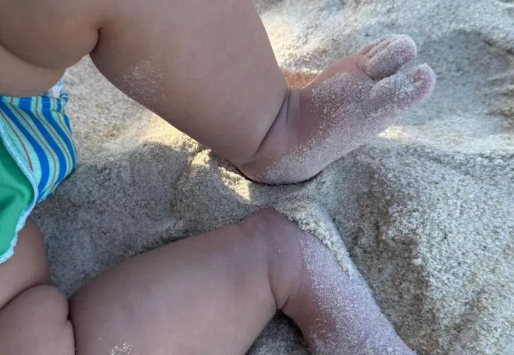 Imagem ilustrativa da imagem Filha de Neymar e Biancardi toma primeiro banho de mar na Bahia