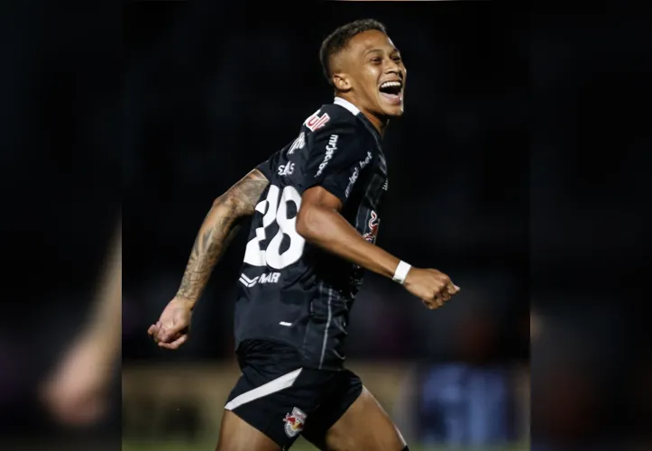 Vitinho comemora gol contra o Corinthians